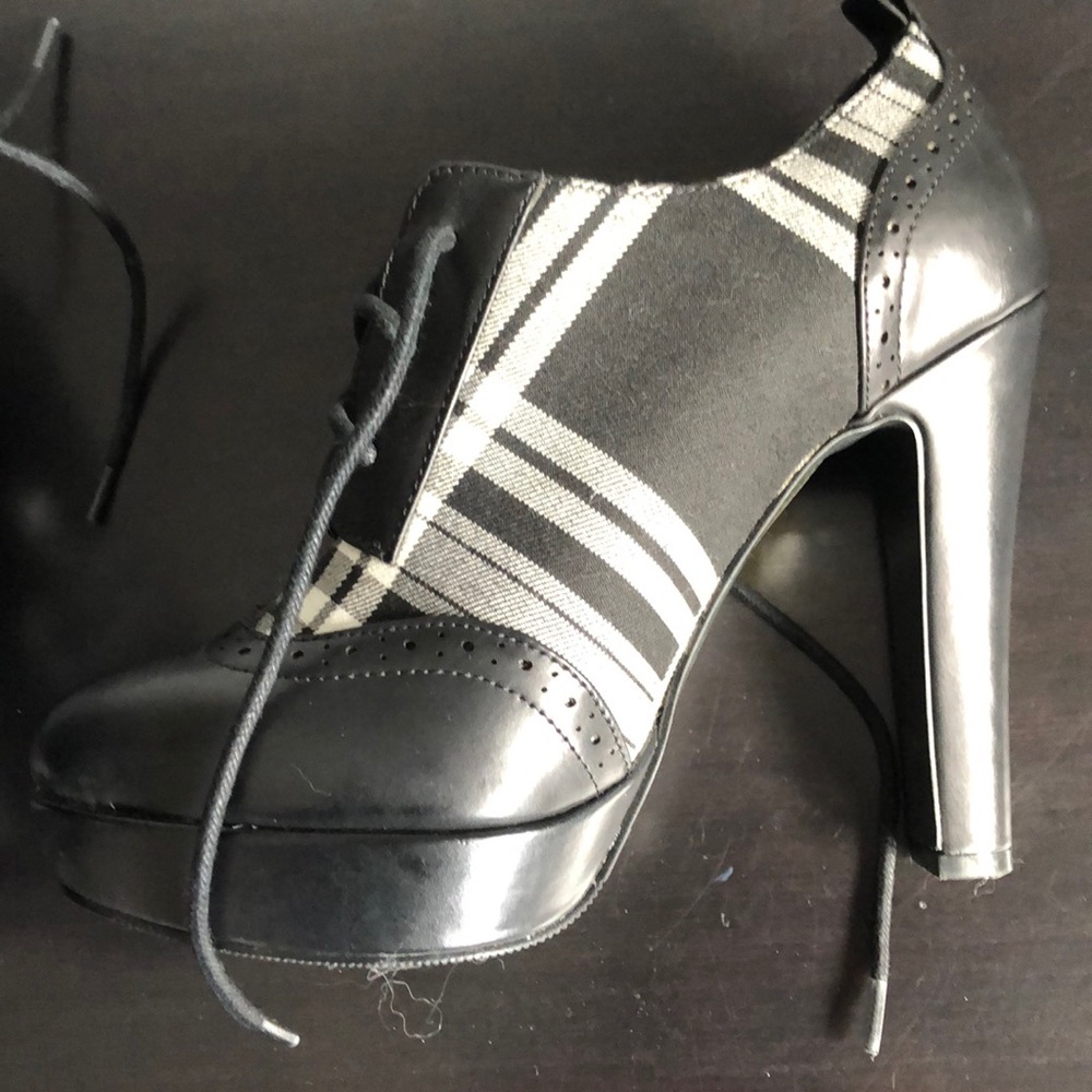 Shoes - Picture 4 of 4